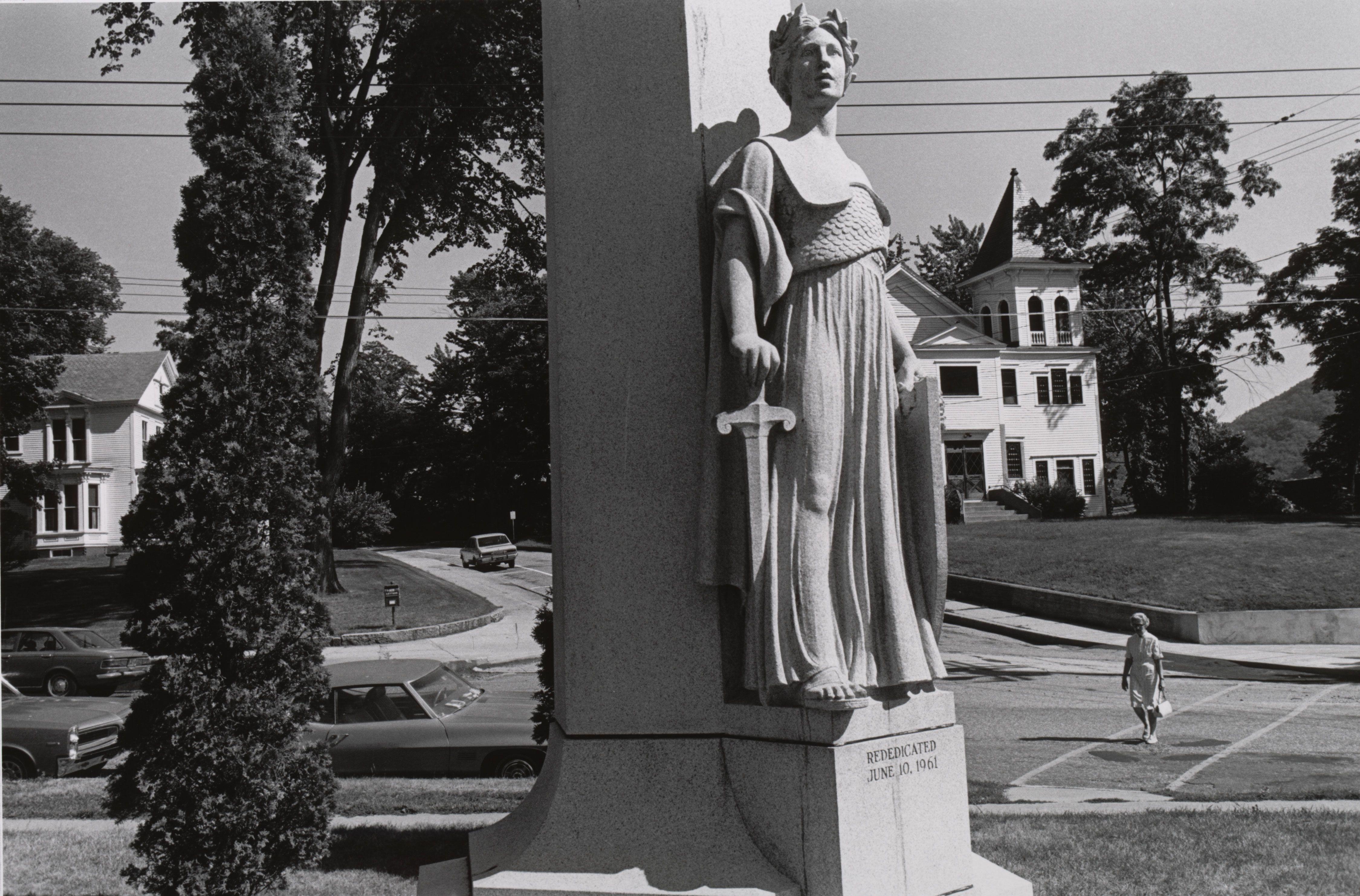 Hacia Those Who Made Supreme Sacrificio Bellows Falls Vermont Friedlander — Lee Friedlander