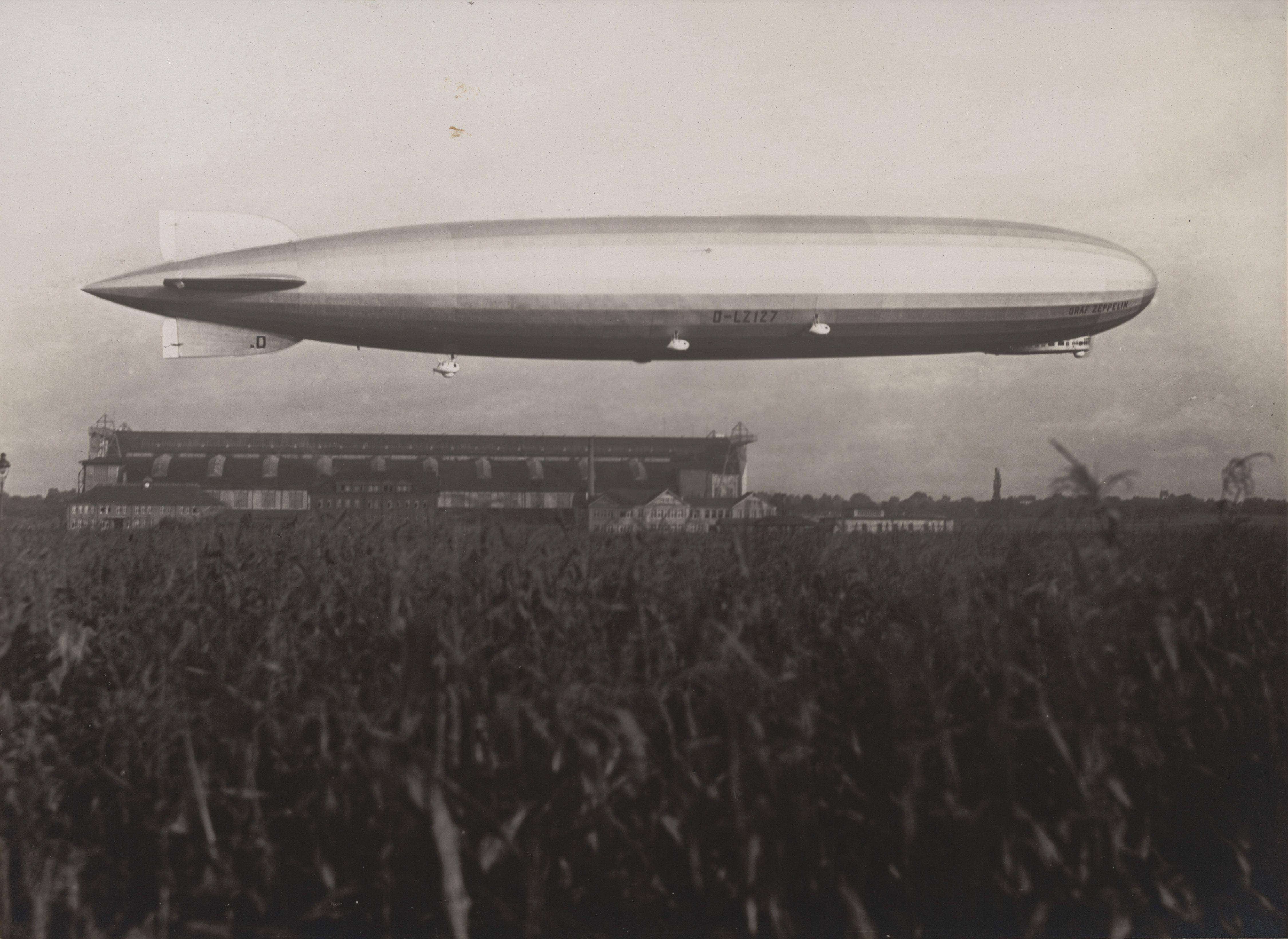 L Z 127 En Huida De Album L Z 127 Graf Zeppelin Photographer — Unknown Photographer